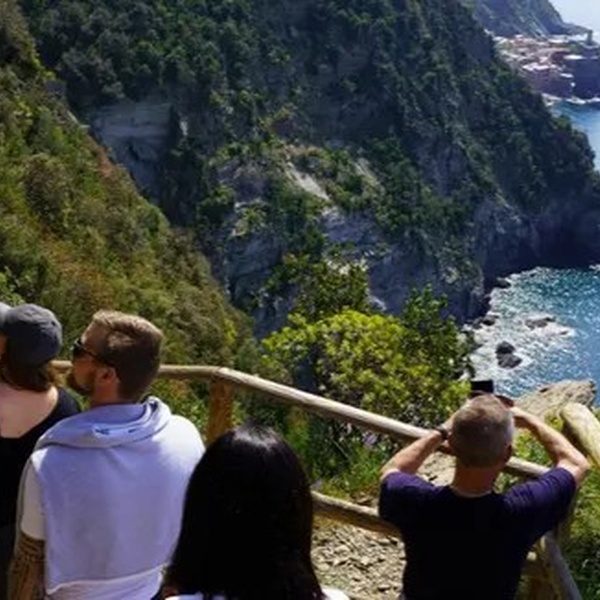 Touristes le long des sentiers des 5 Terres