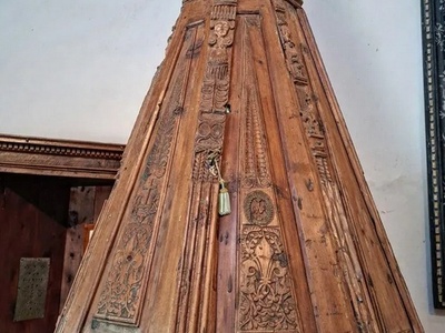 Dettaglio del fonte battesimale con Gigli di Francia a San Restituto (Sauze di Cesana)