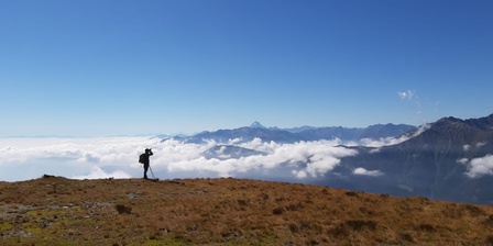 Bruno Frache nella classica posa da guardiaparco al Colle Orsiera.