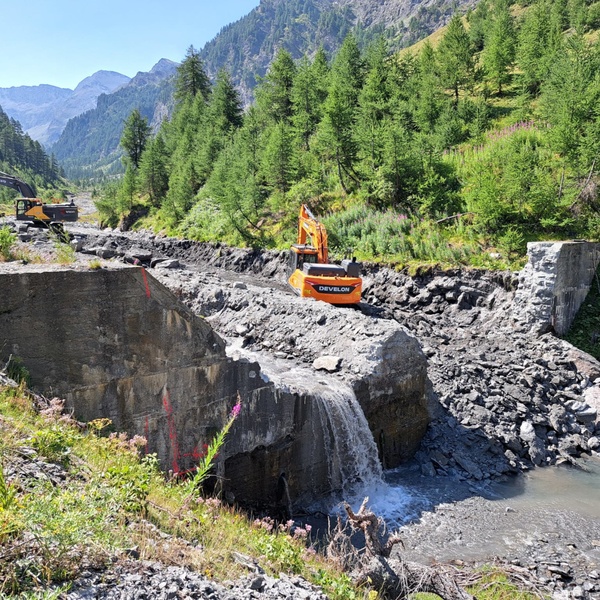 Les travaux de réhabilitation fluviale le long du torrent Chisone dans le Parc Naturel de la Val Troncea.