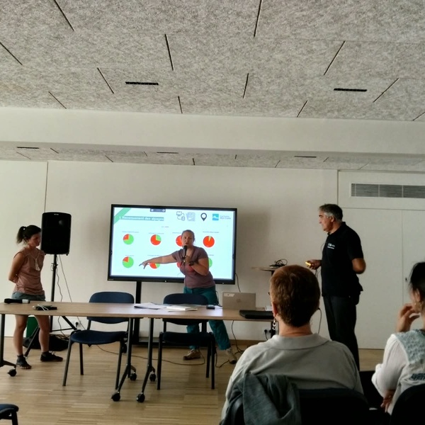 Elena Regazzoni e Bruno Aimone presentano i risultati dei censimenti suglli alpeggi dei Parchi delle Alpi Cozie.