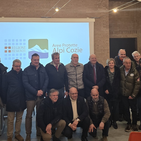 Foto di gruppo con i sindaci del territorio che hanno partecipato alla visita del Ministro Pichetto Fratin presso i Parchi delle Alpi Cozie.