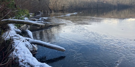 Jeudi 8 janvier 2026. Au sommet de la vague de froid, une faible présence de glace est enregistrée sur le Lac Petit d\u0027Avigliana.