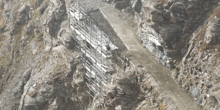 Un\u0027immagine del cantiere per ripristinare il tratto franato della strada per il Colle della Vecchia.