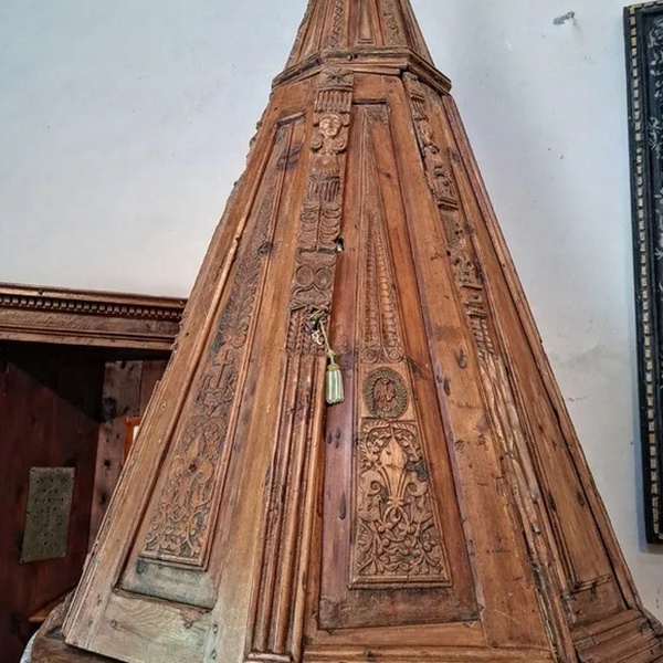 Dettaglio del fonte battesimale con Gigli di Francia a San Restituto (Sauze di Cesana)