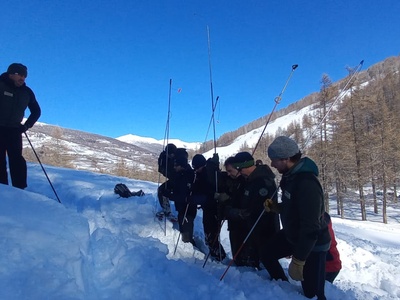 Guardiaparco impegnati in un\u0027esercitazione sull\u0027uso di Artva, sonda e pala.