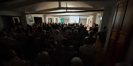 La sala gremita durante lo spettacolo \u0022Il canto della foresta\u0022.