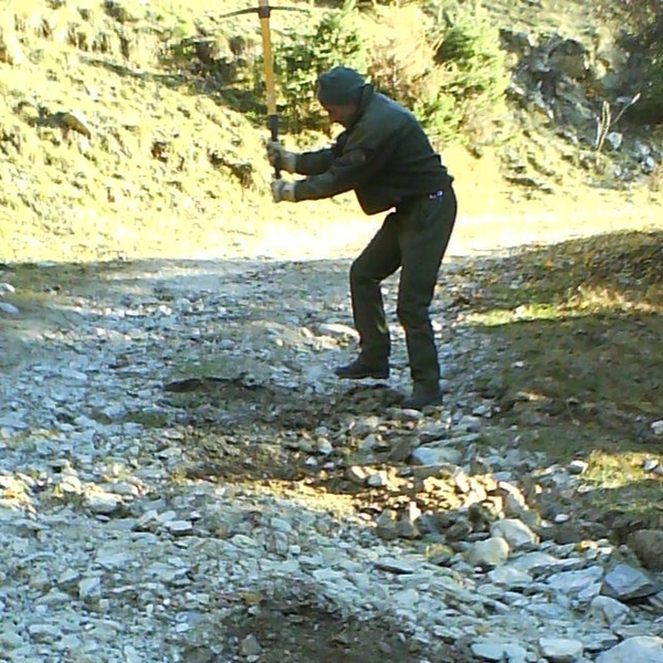 Bruno Frache impegnato in un lavoro di manutenzione del territorio.
