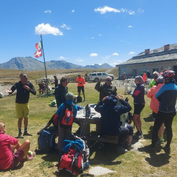 Hikers in front of the Jack Canali Shelter on the Assietta \u002D summer 2023