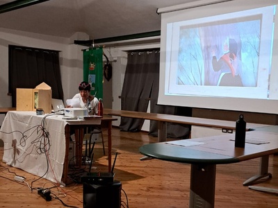 Le récit de \u0022le chant de la forêt\u0022 avec le kamishibai.