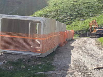 Un\u0027immagine del cantiere lungo la strada del Selleries.