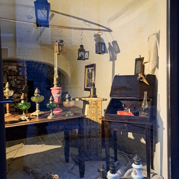 Lampade in vetrina all\u0027Hotel Dieu