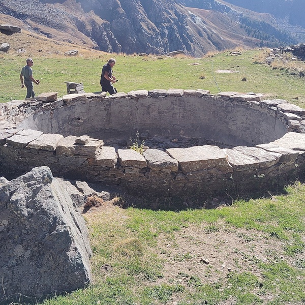 Un bassin de collecte des eaux désormais hors service près des Bergerie du Ciardonnet, commune de Roure. Il sera rétabli dans le cadre du projet Alcotra Aclimo.