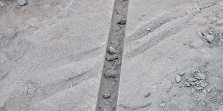 Cantiere strada Selleries \u002D Danni causati dal transito (vietato!) di biciclette sul cemento fresco delle canalette trasversali \u002D situazione al 16 luglio 2025