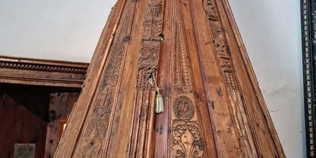 Dettaglio del fonte battesimale con Gigli di Francia a San Restituto (Sauze di Cesana)