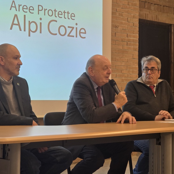 Il Ministro Pichetto Fratin tra  Pulzoni e Marello, rispettivamente presidente e direttore dei Parchi Alpi Cozie.