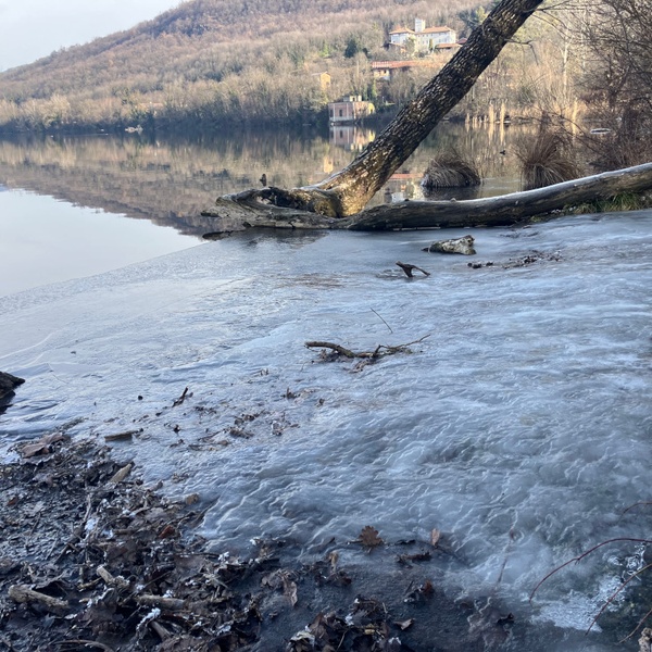 Jeudi 8 janvier 2026. Au sommet de la vague de froid, on constate une faible présence de glace sur le Lac Piccolo d\u0027Avigliana.