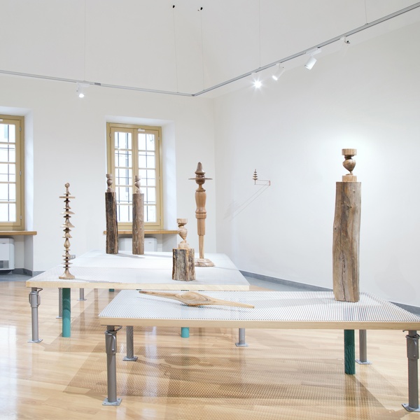 Cime d\u0027arbres et jambes de table