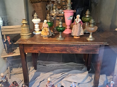 Il presepe dei Santons provenzali nella vetrina dell\u0027Hotel Dieu