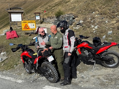 Luca Giunti informs two motorcyclists about the rules to be followed in the Parks.