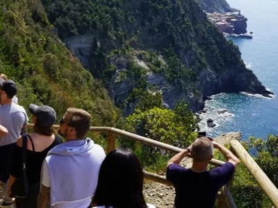 Tourists along the trails of the 5 Lands