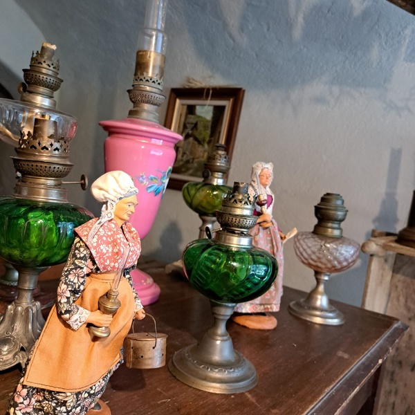 Santons provenzali e lampade in vetrina all\u0027Hotel Dieu