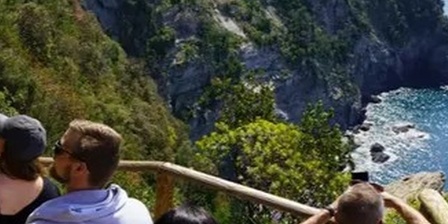 Turisti lungo i sentieri delle 5 Terre