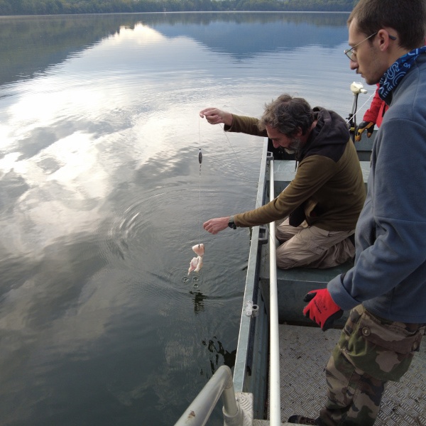 Un amo con esca viene posato nel Lago Piccolo.