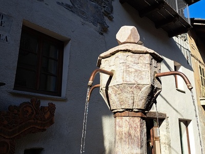 L\u0027Hotel Dieu e la sua fontana