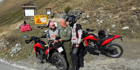 Luca Giunti informa due motociclisti sulle norme da rispettare nei Parchi.