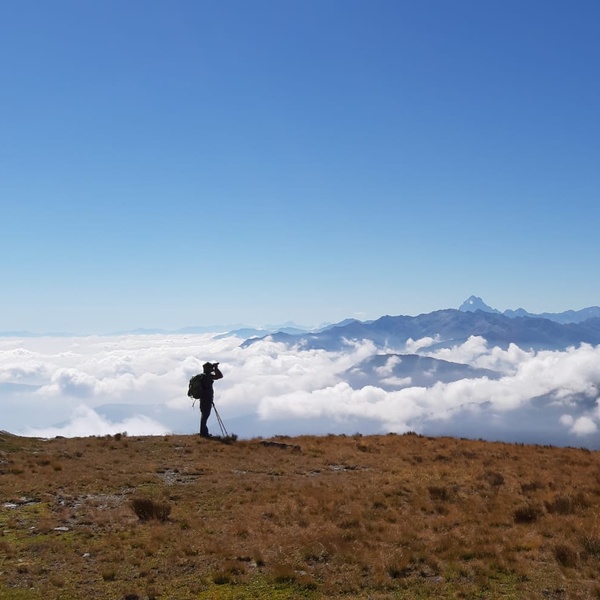 Bruno Frache nella classica posa da guardiaparco al Colle Orsiera.