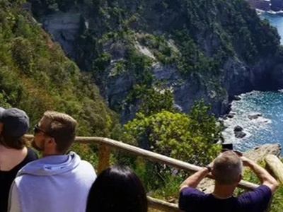 Turisti lungo i sentieri delle 5 Terre