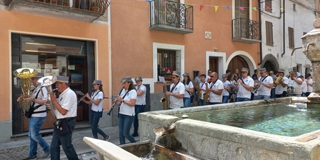 Festa patronale di San Giovanni \u002D la banda davanti alla fontana dell\u0027Hotel Dieu