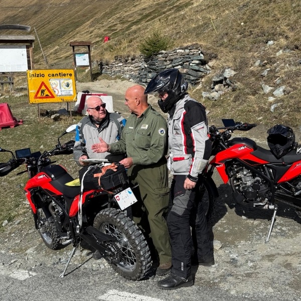 Luca Giunti informe deux motocyclistes sur les règles à respecter dans les parcs.